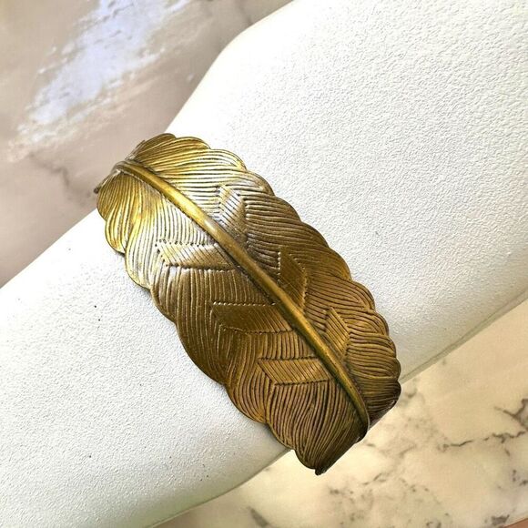 Gold tone feather cuff  bracelet Jewelry - Gold tone feather bracelet
